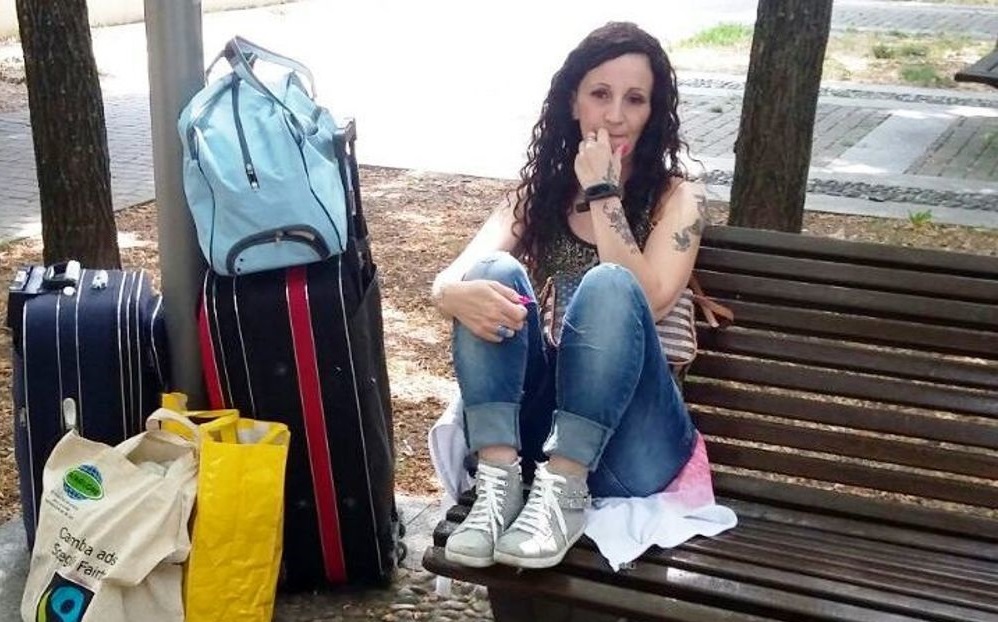 Ragazza dorme per strada: in Comune le rispondono così