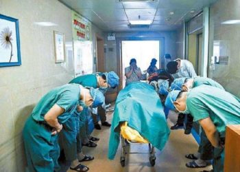 Bambino di 11 anni decide di donare gli organi, equipe medica si inchina durante l'ultimo saluto.