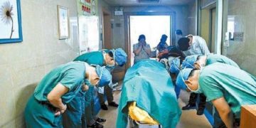 Bambino di 11 anni decide di donare gli organi, equipe medica si inchina durante l'ultimo saluto.